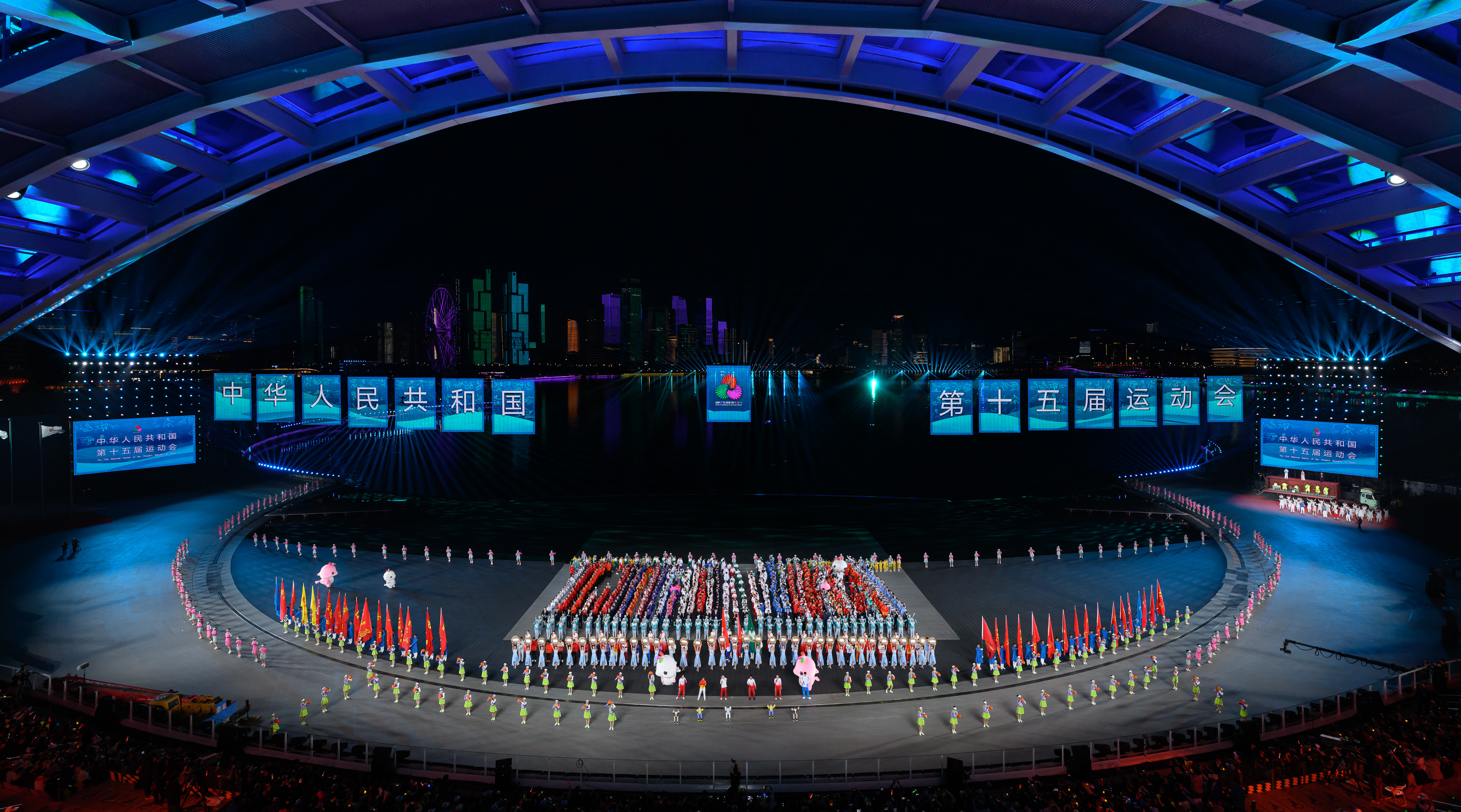 ↑ 演员在闭幕式现场表演。 新华社记者 毛思倩 摄</p><p style=